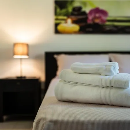 Cariddi - Sunroom, Pool & Garden شيكلي