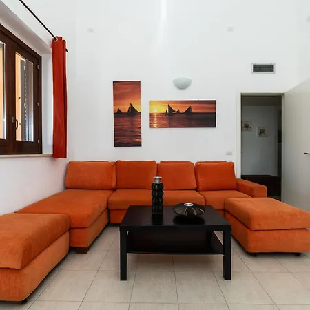 Cariddi - Sunroom, Pool & Garden