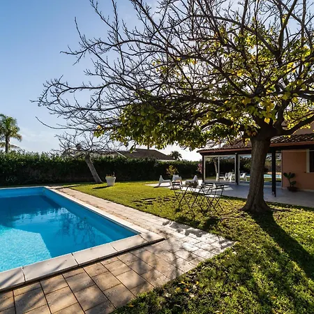فيلة Cariddi - Sunroom, Pool & Garden شيكلي